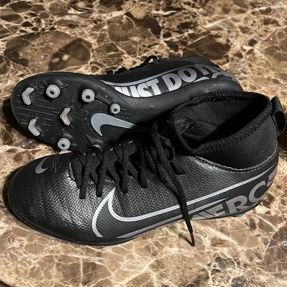 Nike mercurial.  soccer shoes Size 1Y black color.